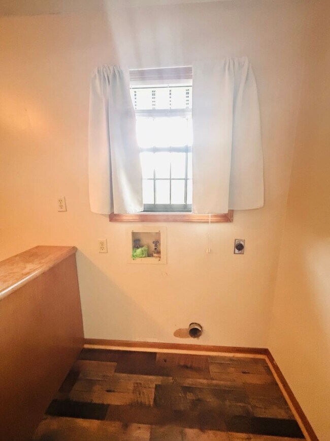 Building Photo - Deposit Special !