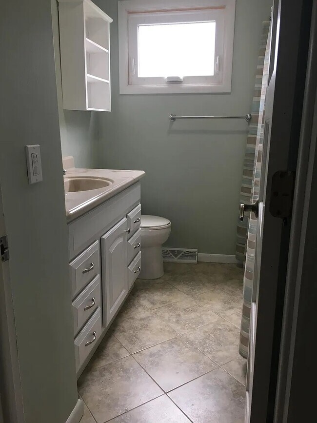 Building Photo - 858 Warner Rd