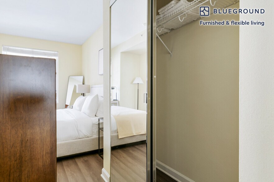 Building Photo - 853 Commodore Dr