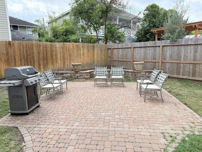 Building Photo - 804 Omar St