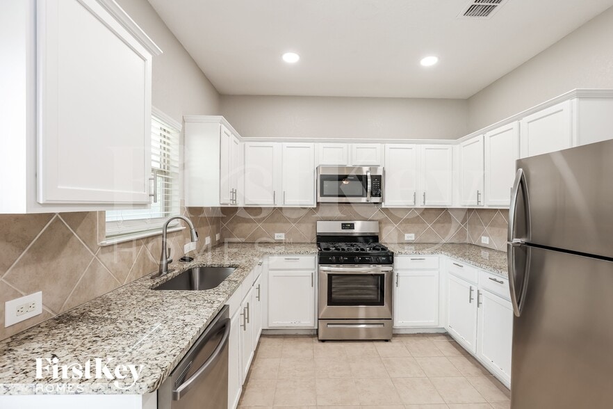 Building Photo - 3003 Candleside Dr