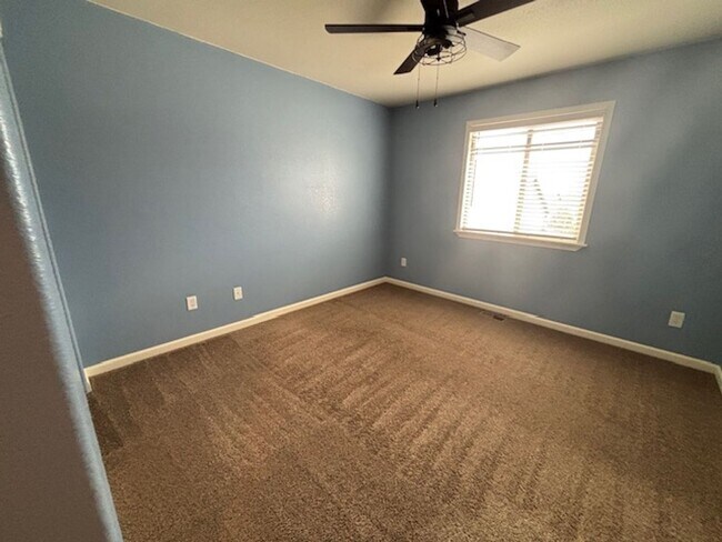 Building Photo - 4 Bedroom 3.5 Bath Townhome in Saddle Ridge!!!