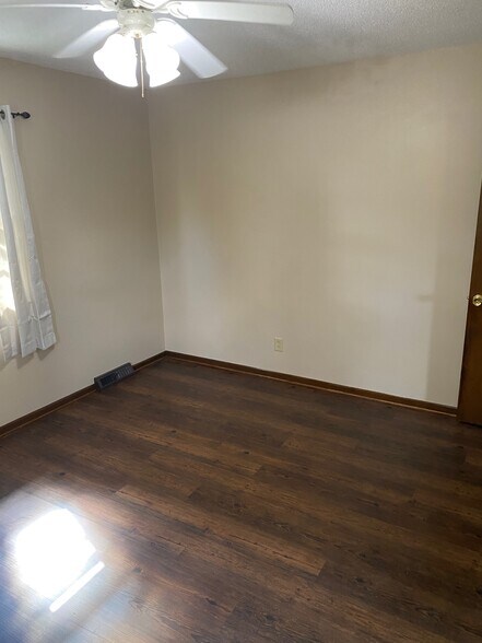 Upstair Bedroom - 1309 Sw Lynn Dr.