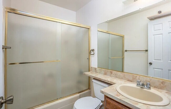 Building Photo - 620 Primrose Terrace