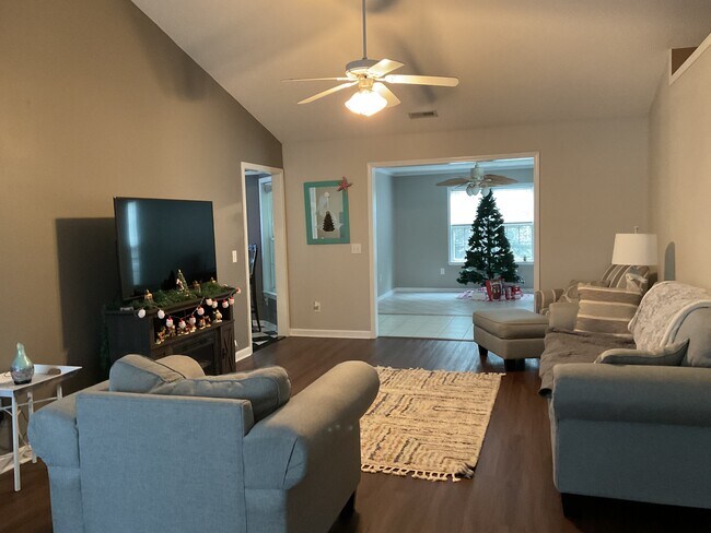 Building Photo - 183 Talon Dr