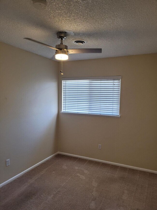 Building Photo - 2 bedroom townhome with 2 bathrooms