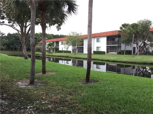 Building Photo - 445 Lakeview Dr