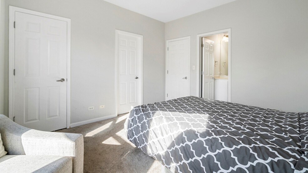 Building Photo - 720 W Evergreen Ave