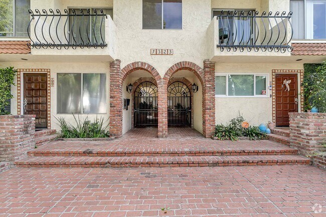 Building Photo - 1323 S Carmelina Ave