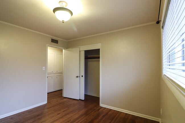 Building Photo - Darling 3 Bedroom With Hardwood Floors!