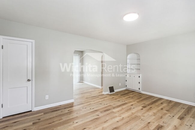 Building Photo - 648 N Glendale St