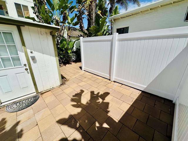 Building Photo - 705 N Ditmar St