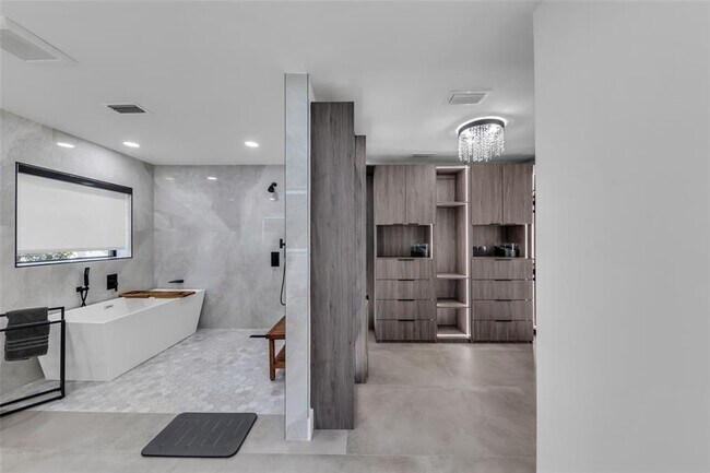 Building Photo - 160 SE 3rd Ct