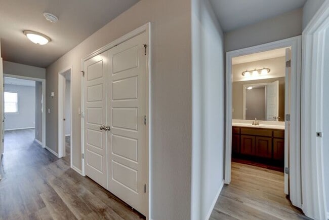 Building Photo - New Luxury 4/2.5 Townhome Close to Downtow...