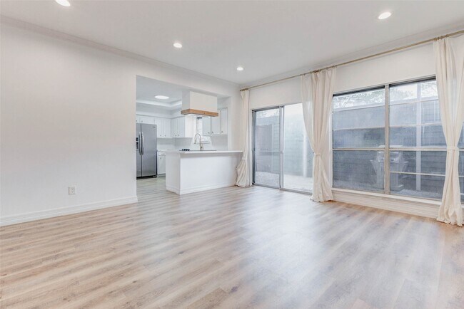 Building Photo - 10720 Briar Forest Dr