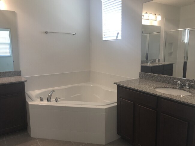 Building Photo - 4 Bedroom at Heart of Windermere!!! Tile through out living area!