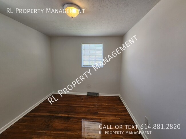 Building Photo - Spacious 3 bedroom 1.5 bathroom town home