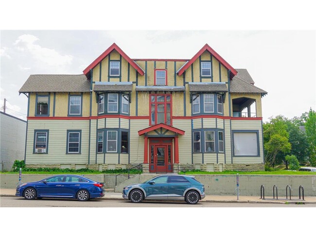 Building Photo - 1721 W Lake St