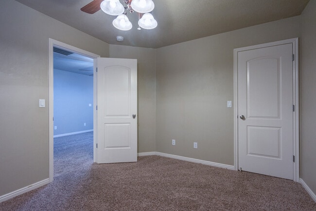 Building Photo - Beautiful St. George Home - Community Pool...