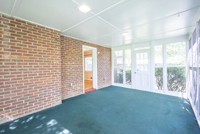 Building Photo - Charming  3 BR/1 BA Single-Family Home in ...