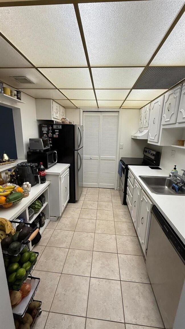 Building Photo - 140 Lakeview Dr