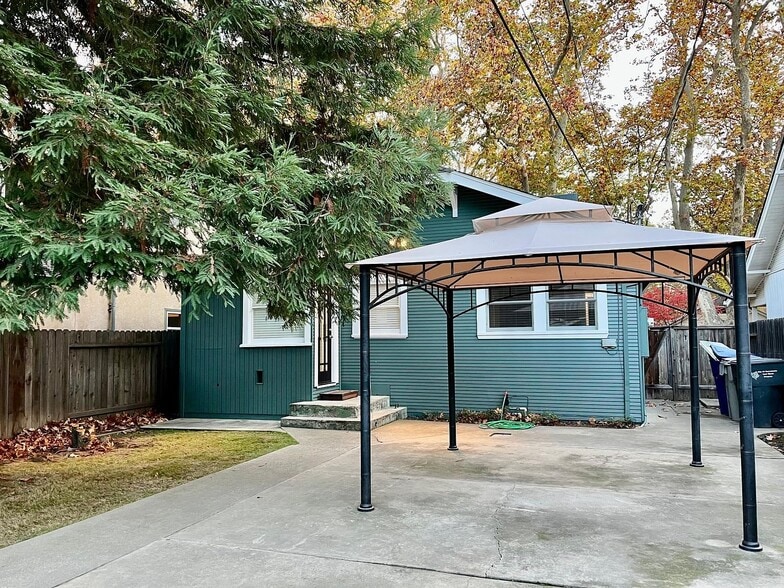 Building Photo - 3249 D St
