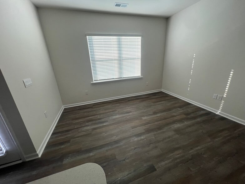 Building Photo - Room in Townhome on Starlight St