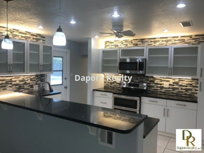 Building Photo - Must See 3 Bedroom, 3 Bath, Screened Pool ...