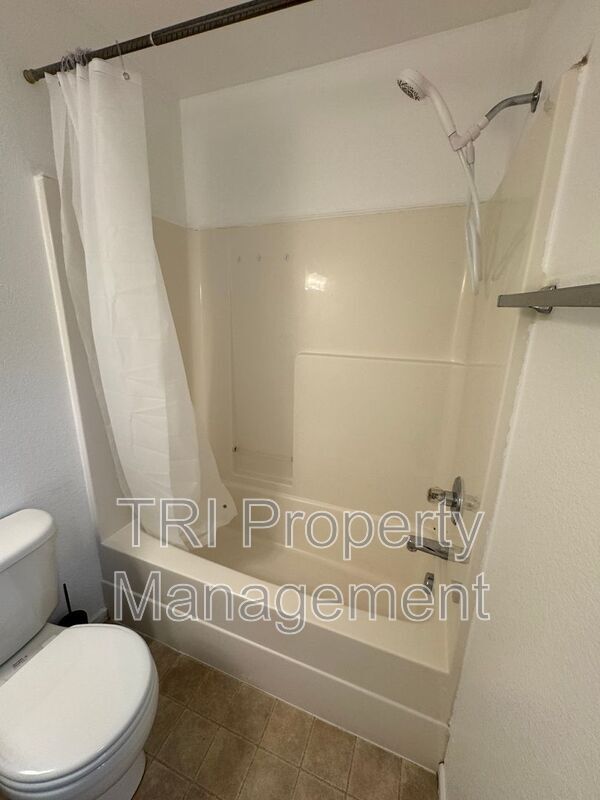 Building Photo - 2027 Birch Ave