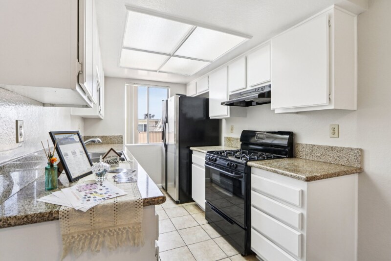 Building Photo - 700 E Cedar Ave