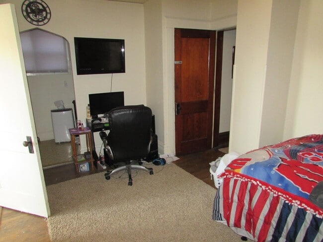 Building Photo - Spacious Madison 5-Bedroom with Yard, Park...