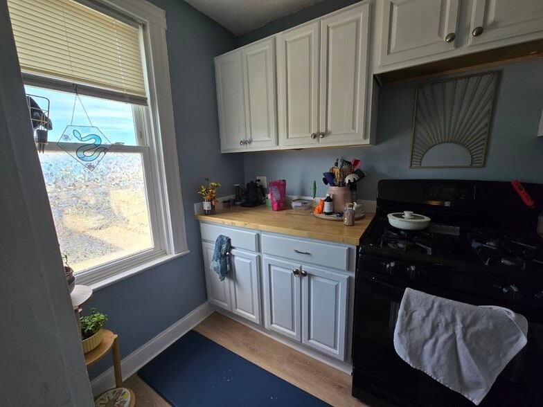 Kitchen - 272 Division St