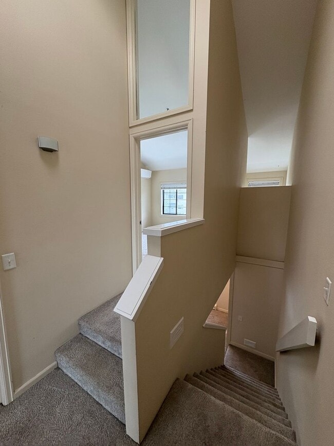 Building Photo - Top Floor 2 Bed 1.5 Bath Two Story Condo I...