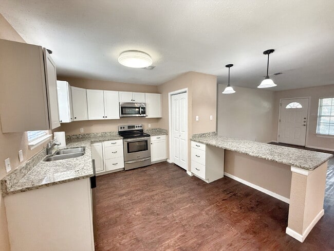 Building Photo - Charming 3-Bedroom Home with Spacious Layo...