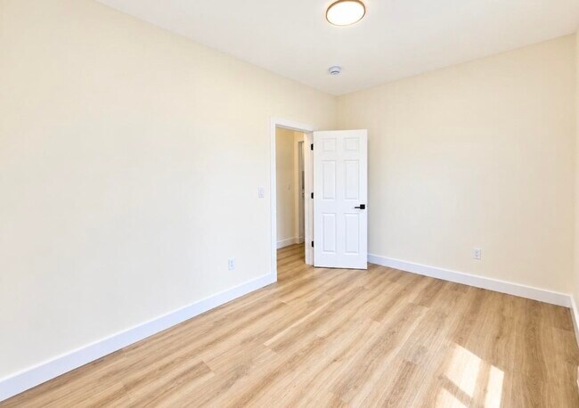 Building Photo - 156 Nelson Ave