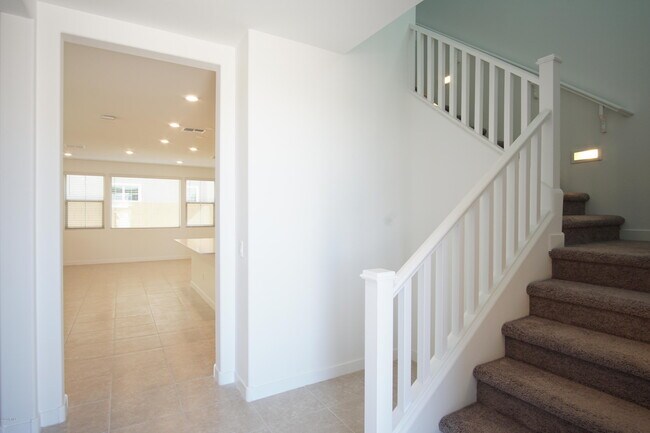 Building Photo - 1079 E Sabino Dr