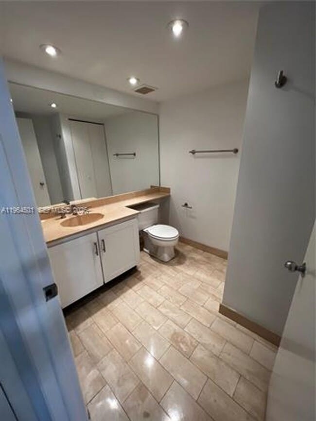 Building Photo - 1717 N Bayshore Dr