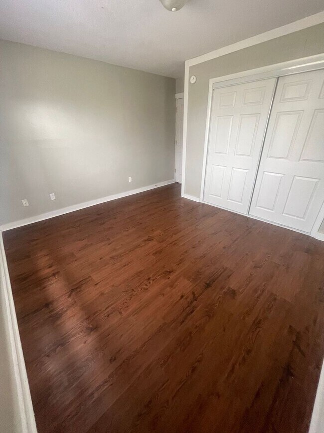 Building Photo - 301 E Memorial Dr