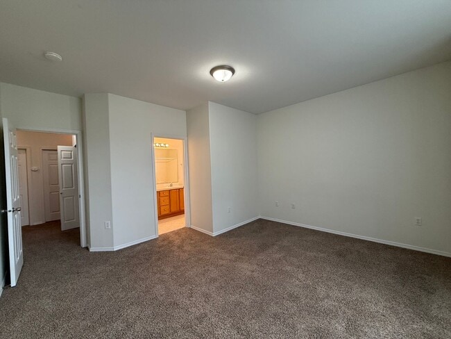 Building Photo - 4 Bed 3 Bath Gated Townhome Near Maplewood Golf