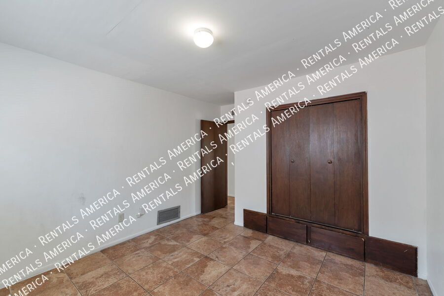 Building Photo - 947 N Alvernon Way