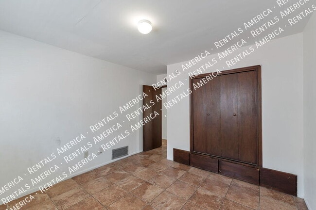 Building Photo - 947 N Alvernon Way