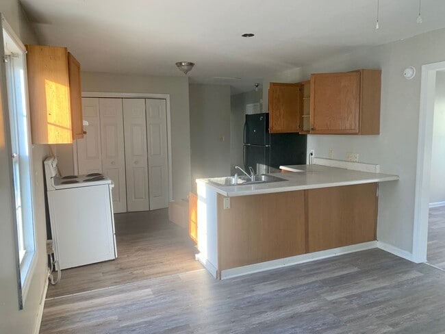 Building Photo - Promise Land Historic Walking District Downtown Morehead City! Charming 4 bedroom 1 1/2 bath Home...