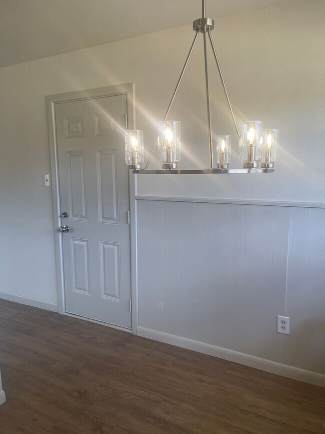 Building Photo - Pre-leasing for Fall! Adorable Remodeled House in Prime Location!