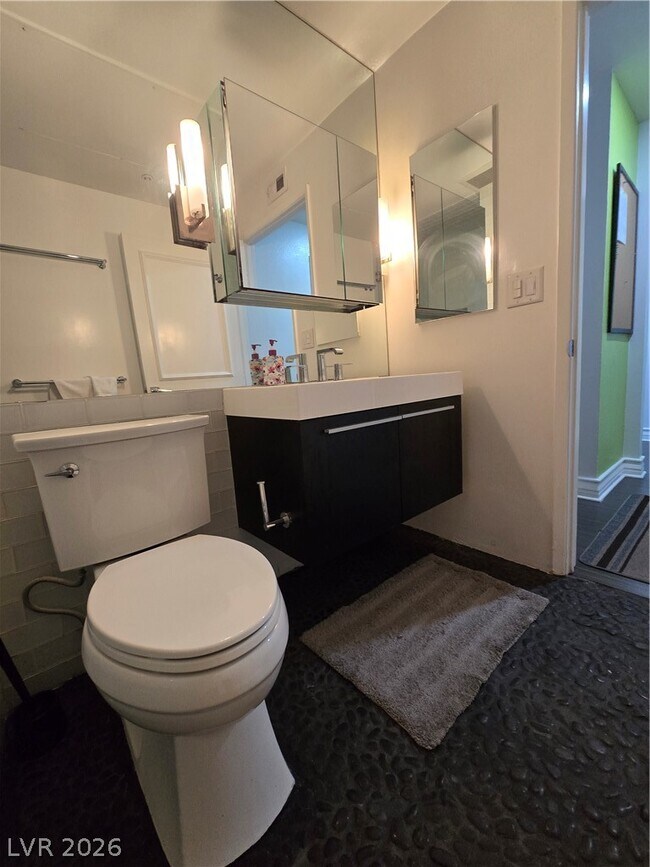 Building Photo - 220 E Flamingo Rd