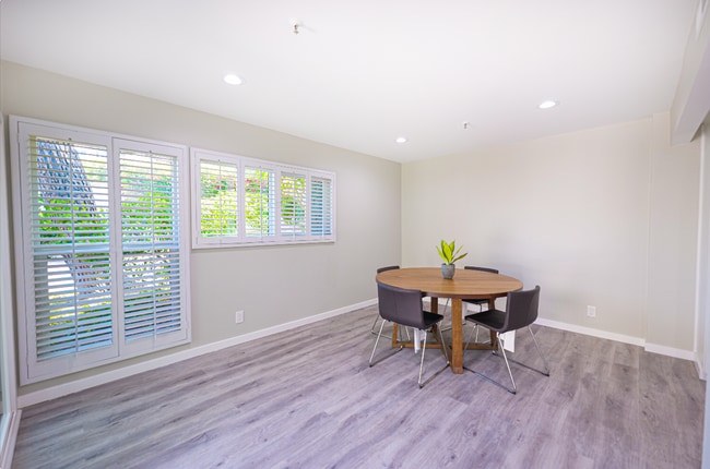Building Photo - Renovated 3 Bed, 3 Bath Townhome Available...