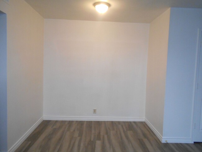 Building Photo - Charming 1 Bedroom Condo