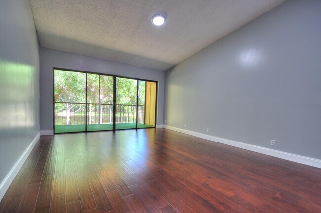 Building Photo - 5087 Oakhill Ln