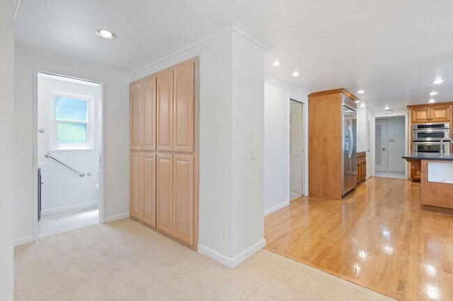 Building Photo - 3220 Fieldcrest Dr