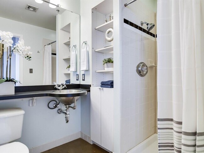 Building Photo - 710 Colorado St