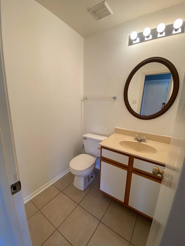 Building Photo - 1214 Champion Dr